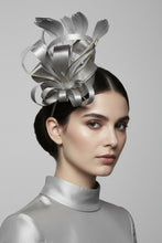 Load image into Gallery viewer, Stunning silver Fascinator   (FS082)
