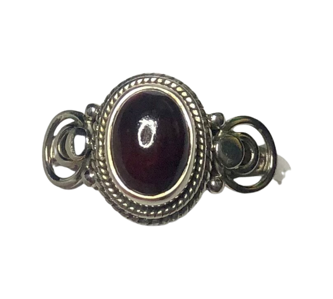 Garnet Sterling silver ring size 7    (DC414)