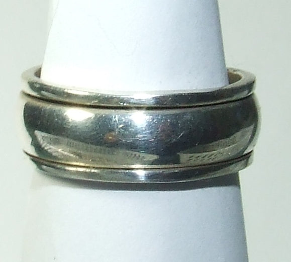 Sterling Silver ring Size 7   (S33)