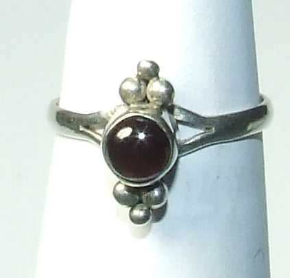Garnet sterling silver ring. Measures approx. 6mm size 6   (P96)