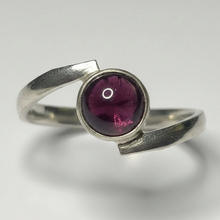 Load image into Gallery viewer, Garnet Sterling silver ring sizes 7   (DC206)
