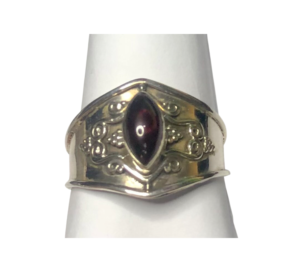 Garnet Sterling silver ring sizes   14   (ER35)