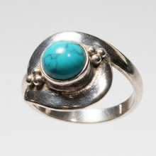 Load image into Gallery viewer, Turquoise Sterling silver ring size 7    (DC251)
