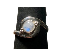 Load image into Gallery viewer, Moonstone Sterling Silver ring size 6  (DC231)
