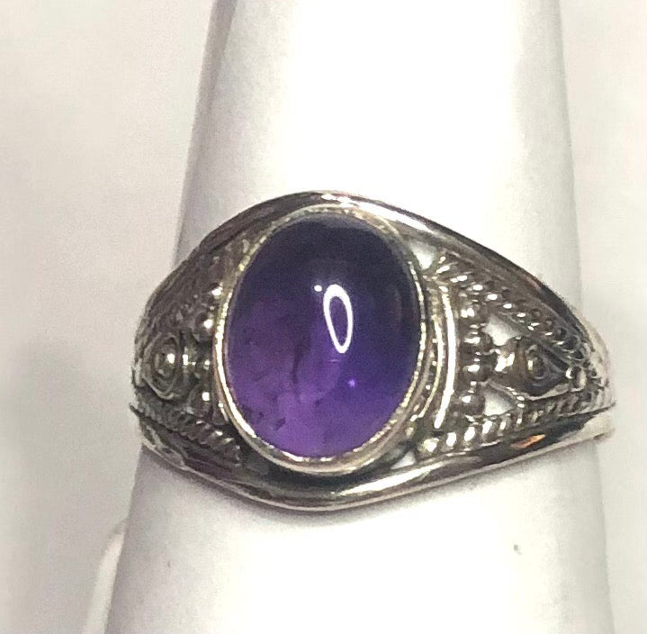 Amethyst Sterling Silver ring size 7    (DC380)