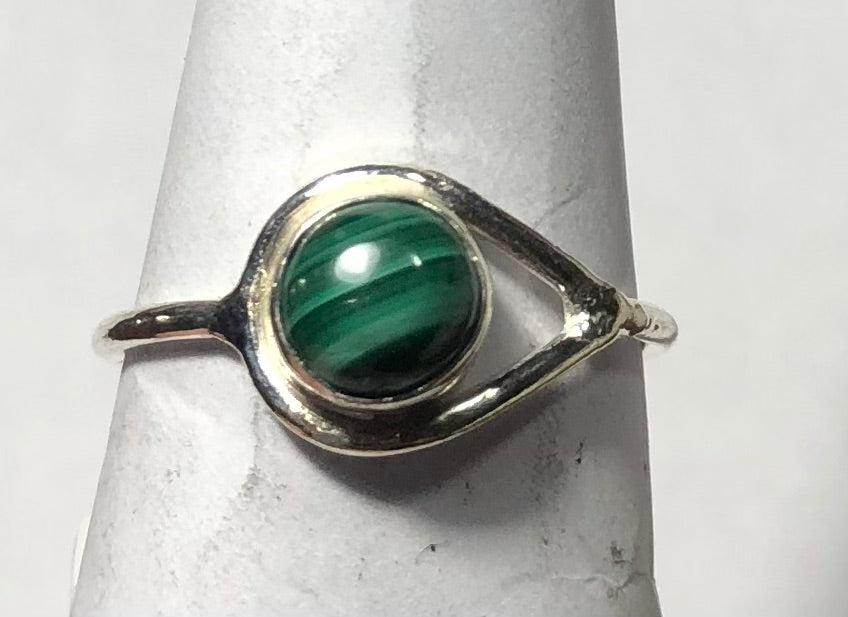 Malachite Sterling silver ring size 7     (ER54g)