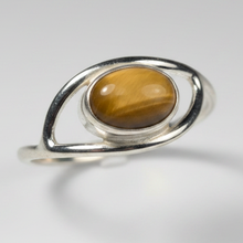 Load image into Gallery viewer, Tigers Eye sterling silver ring size 7   (DC430)
