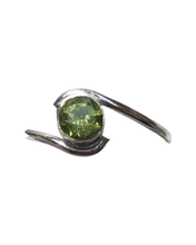 Load image into Gallery viewer, Peridot sterling silver ring   (ER03)

